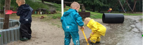 Børn der leger med vand en regnvejrsdag